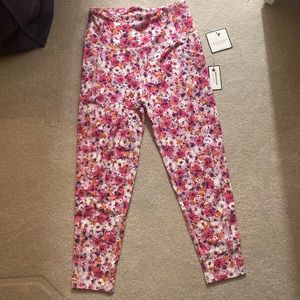 NWT Laundry workout leggings size M with media pocket